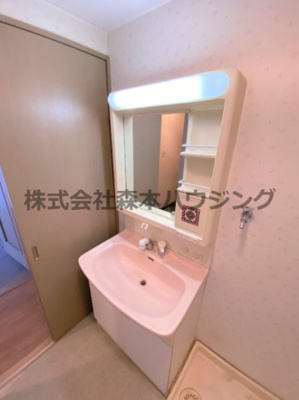 【独立洗面台】 | 　ラ・コンコルド | 独立洗面台、小物を置くことができて便利です