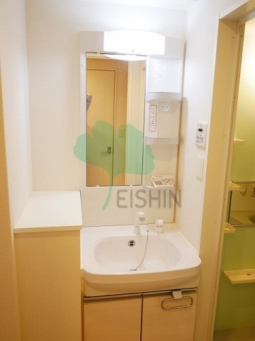 グランフォーレ箱崎プレミアの洗面所|シャワー付き・収納付きの洗面台です！