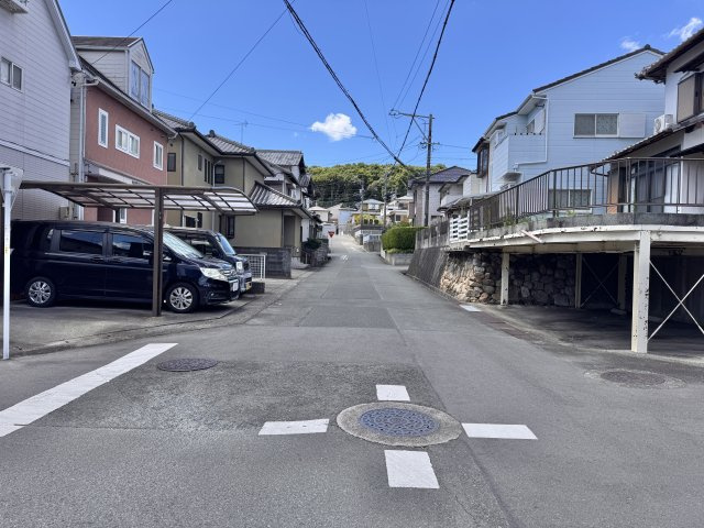 中央区半田山三丁目の前面道路含む現地写真|全面道路を東から西向きに撮影しました。