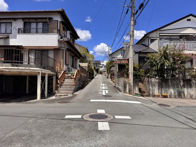 中央区半田山三丁目の前面道路含む現地写真|全面道路を南から北向きに撮影しました。