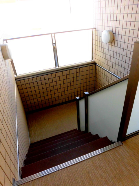 カルテット上北沢のロビー|★雨に日も嬉しい嬉しい内階段★