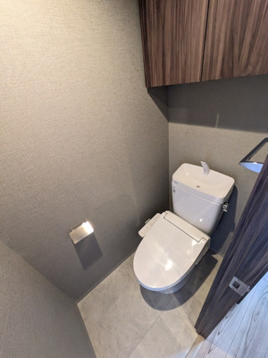 温水洗浄便座付きのトイレ