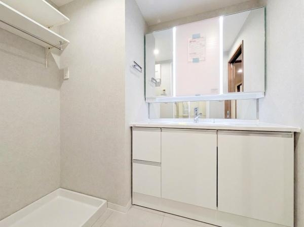 プライムコート磯子屏風ヶ浦の独立洗面台|広々とした洗面室には三面鏡付き独立洗面台！