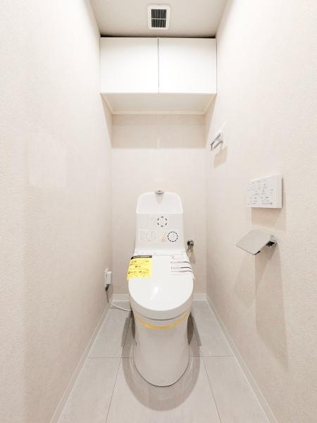 プライムコート磯子屏風ヶ浦のトイレ|清潔感のある内装のすっきりとしたデザインのトイレです。
水周りが綺麗だと安心ですね。
