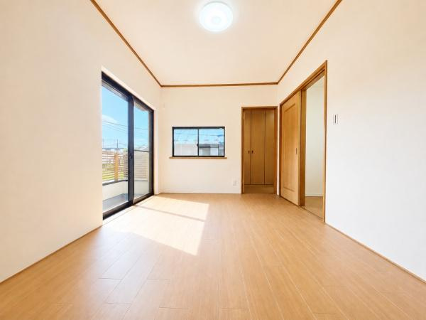 横浜市戸塚区汲沢町の中古一戸建の洋室|落ち着きのある洋室です！
休日はこちらでおくつろぎ下さい♪