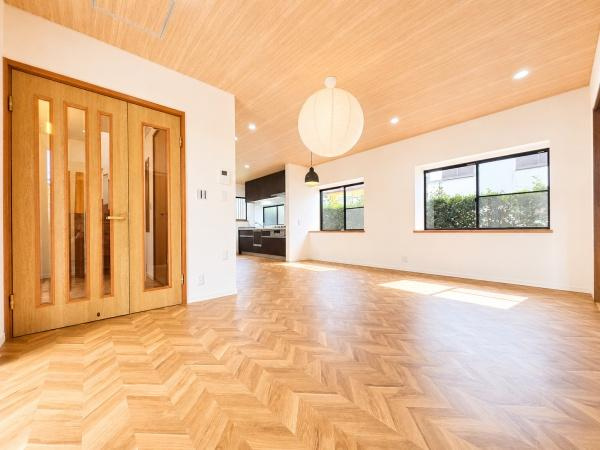 横浜市戸塚区汲沢町の中古一戸建の居間・リビング|家族が自然と集まるリビングは
落ち着きのある空間です♪