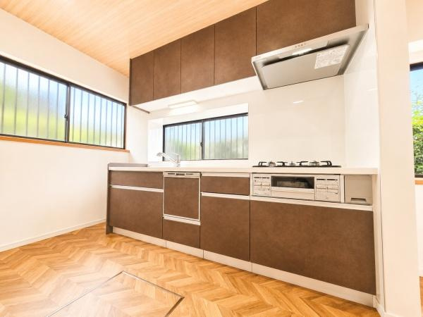 横浜市戸塚区汲沢町の中古一戸建のキッチン|広々としたキッチンは、
落ち着いて料理が出来ます！