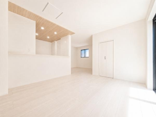 横浜市神奈川区神大寺１丁目の新築一戸建の居間・リビング|窓からは明るい光が差し込みます！
電気をつけなくても明るいです。