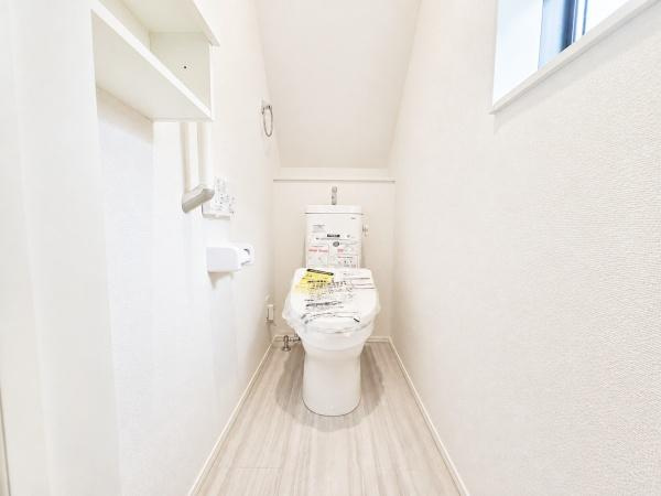 横浜市神奈川区神大寺１丁目の新築一戸建のトイレ|清潔感のある内装のすっきりとしたデザインのトイレです。
水周りが綺麗だと安心ですね。
