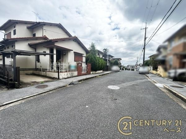 生駒郡三郷町城山台５丁目　一戸建の前面道路含む現地写真|■道路との高低差がなく道路幅も広いため、駐車もしやすいです。
