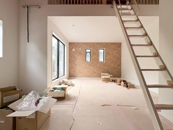 相模原市南区下溝の新築一戸建の居間・リビング|リビングの上に広がるロフト！遊び心があり収納にも変化できる空間です♪