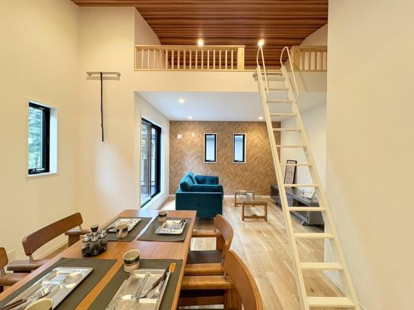 相模原市南区下溝の新築一戸建の居間・リビング|リビングの上に広がるロフト！遊び心があり収納にも変化できる空間です。