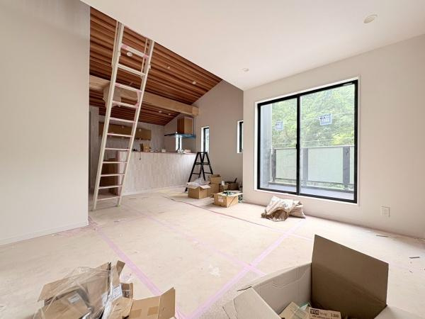 相模原市南区下溝の新築一戸建の居間・リビング|バルコニーに面していて日中は光が差し込み明るい空間です！