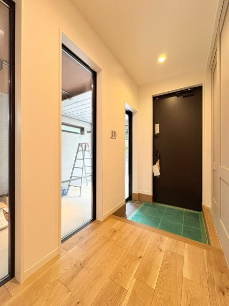 相模原市南区下溝の新築一戸建の玄関|玄関スペースです！ご家族分の靴が収納できます。
