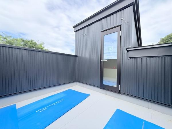 相模原市南区下溝の新築一戸建のバルコニー|３階部分ルーフバルコニーです！机やイスを置いてコーヒー飲むこともできます♪