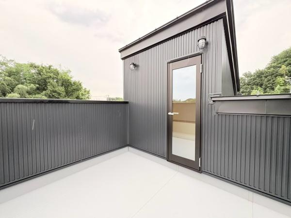 相模原市南区下溝の新築一戸建のバルコニー|３階部分ルーフバルコニーです！机やイスを置いてコーヒー飲むこともできます。