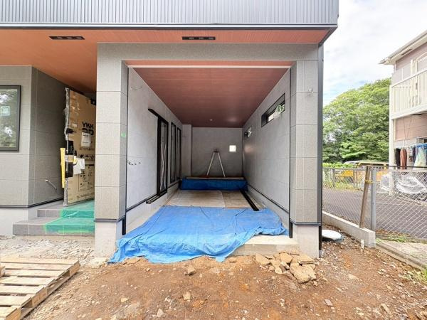 相模原市南区下溝の新築一戸建の駐車場|お車２台駐車可能です♪１台分はガレージ付で雨風から愛車を守ることができます！