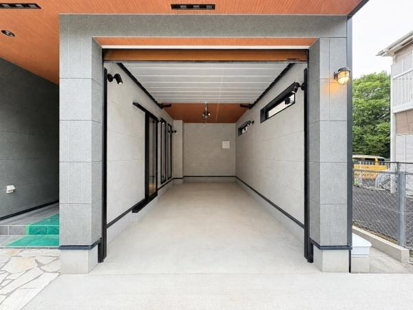 相模原市南区下溝の新築一戸建の駐車場|お車２台駐車可能です。１台分はガレージ付で雨風から愛車を守ることができます！