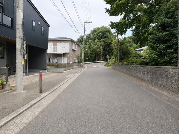 相模原市南区下溝の新築一戸建の前面道路含む現地写真