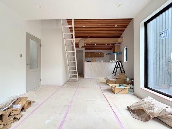 相模原市南区下溝の新築一戸建の居間・リビング|LDK16.3帖！日中は電気がなくても明るくロフトが完備されてます♪家具・家電を置いても充分なスペースがとれそうです！