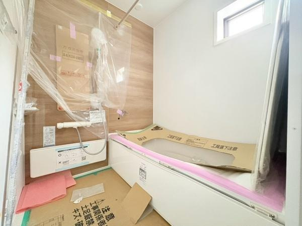 相模原市南区下溝の新築一戸建の浴室|一日の疲れを癒す空間です♪窓もあり湿気が籠る心配が少ないですね！