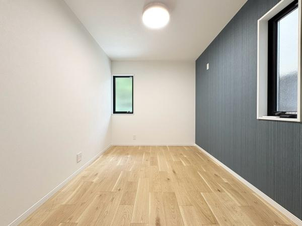 相模原市南区下溝の新築一戸建の洋室|１階洋室5.8帖！デザイン性の高いアクセントクロスですね！