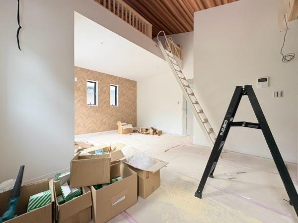 相模原市南区下溝の新築一戸建の居間・リビング|リビングにはロフトがあり天井が高くなっているので開放的な空間になっています！