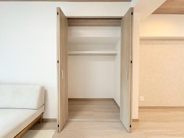 六会駅前高層住宅の収納|ナチュラルな木目調の扉が室内に温かみを与えます。ワイドなクローゼットで整理整頓もスムーズに行えます。奥行きもしっかり確保されており収納スペースにゆとりがあります。開口部が大きく物の出し入れも簡単です。