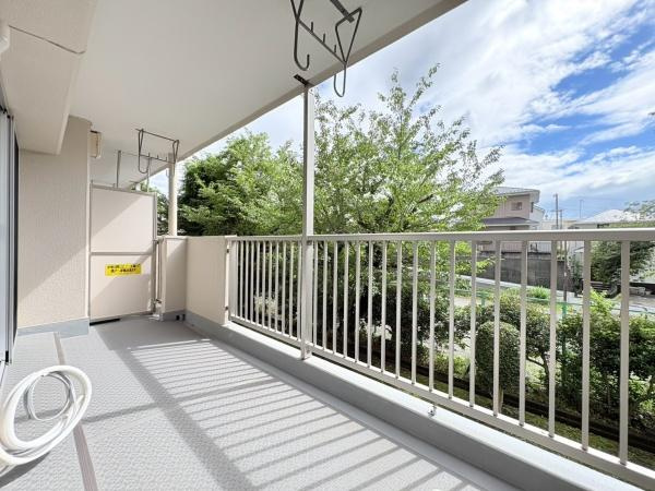 六会駅前高層住宅のバルコニー|バルコニーは開放感のある空間で明るい日差しが差し込みます。視界も広く外の景色を楽しむことができます。手すりや物干し金具も設置されており実用性が感じられます。