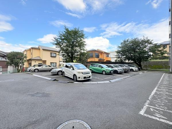 六会駅前高層住宅の駐車場|広々とした平置き式の駐車スペースが確保されておりゆとりのあるレイアウトです。敷地内の整備が行き届いています。周囲は落ち着いた住宅街に位置しています。