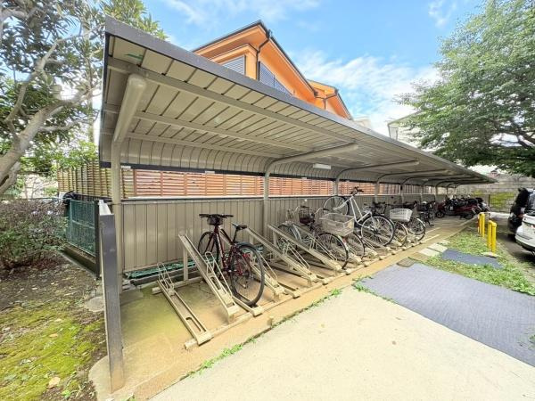 六会駅前高層住宅のその他共用部分|屋根付きの自転車置き場、バイク置き場が設置されているため雨の日も安心して駐輪できます。駐輪位置も整理されており利用しやすい設計となっています。