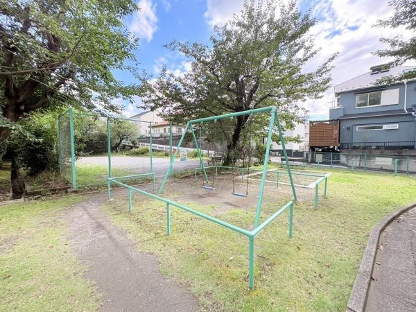 六会駅前高層住宅のその他|敷地内の公園にはブランコや鉄棒などの遊具スペースとフェンスのある運動スペースがあり安心感も感じられる印象です。。木々の緑と青い空が広がり開放感があります。