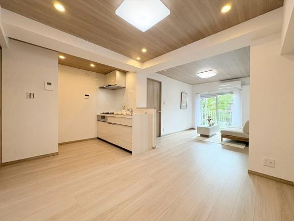六会駅前高層住宅の居間・リビング|南西向きの角部屋で前面が公園のため、日当たり良好です。ダウンライトが上品な印象を与え明るさを確保しています。大きな窓からしっかりと光が差し込み日中も快適に過ごせるリビングです。