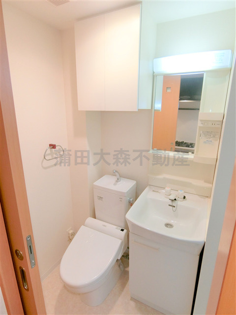 クレイシア西蒲田のトイレ|吊戸棚収納と温水洗浄便座付きのトイレ