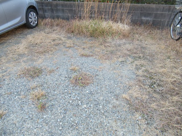 青山貸家Bの駐車場