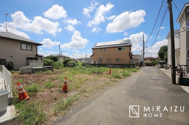 【外観】 | 青く澄み渡った綺麗な空と、陽の光をたっぷりと受ける、そんな新築住宅で新生活をスタートしてみませんか？見学・ご相談等、ミライズホーム(株)までお気軽にご連絡下さい。