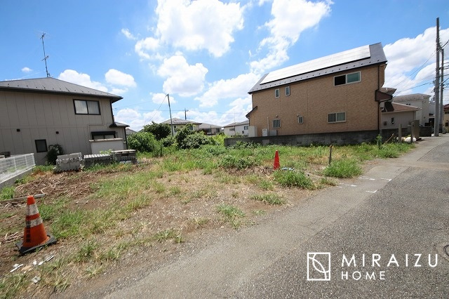 【外観】 | 青く澄み渡った綺麗な空と、陽の光をたっぷりと受ける、そんな新築住宅で新生活をスタートしてみませんか？見学・ご相談等、ミライズホーム(株)までお気軽にご連絡下さい♪