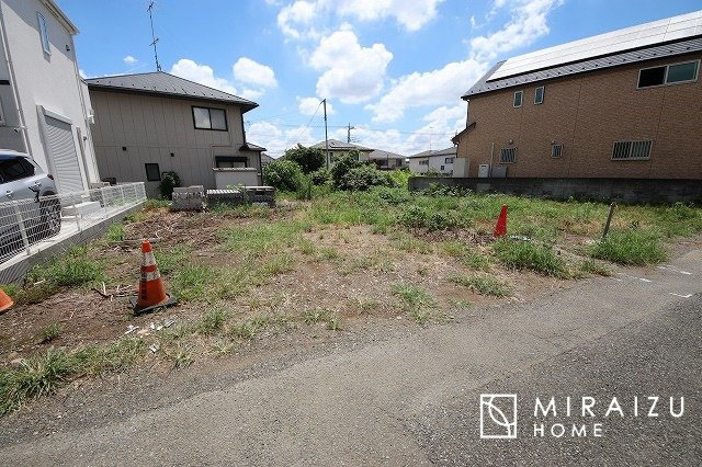【前面道路含む現地写真】 | プライバシー性と開放感を高める住環境。陽当たりの良い開かれたロケーションを活かし、心地よい暮らしをプランニング