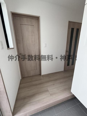 【玄関】 | 神戸市須磨区東落合3丁目　新築戸建　仲介手数料無料！ | シンプルで使いやすい玄関です