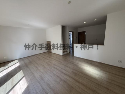 【居間・リビング】 | 神戸市須磨区東落合3丁目　新築戸建　仲介手数料無料！ | ゆったり過ごせるリビングです