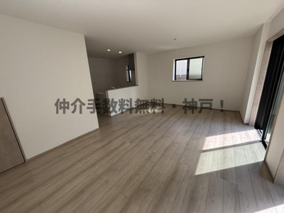 【居間・リビング】 | 神戸市須磨区東落合3丁目　新築戸建　仲介手数料無料！ | ゆったり過ごせるリビングです