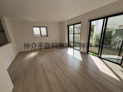 【居間・リビング】 | 神戸市須磨区東落合3丁目　新築戸建　仲介手数料無料！ | こちらの居間で趣味の時間をお楽しみください
