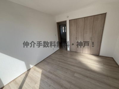 【洋室】 | 神戸市須磨区東落合3丁目　新築戸建　仲介手数料無料！ | 明るい洋室です