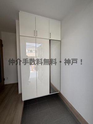 【玄関】 | 神戸市須磨区東落合3丁目　新築戸建　仲介手数料無料！ | 収納もある玄関です