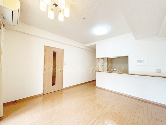 藤沢市鵠沼花沢町の賃貸マンションの居間・リビング