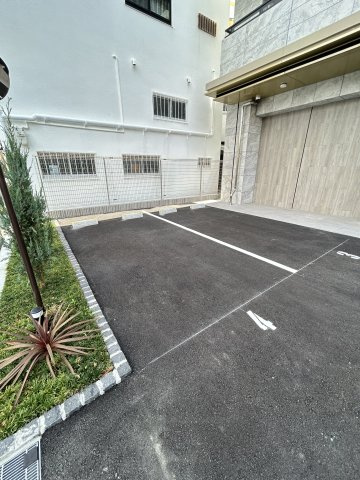 スプランディッド難波Ⅶの駐車場