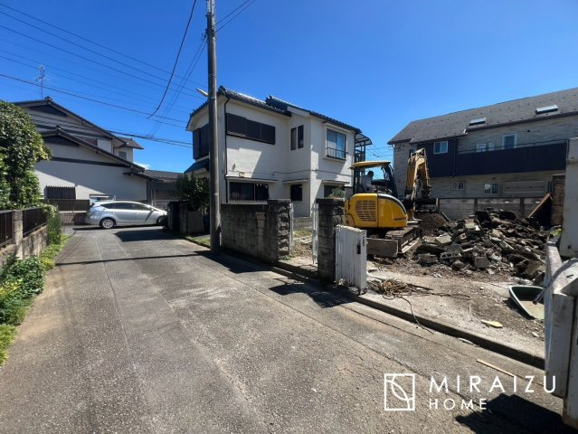 【前面道路含む現地写真】 | 陽の光をたっぷりと浴びながら気持ち良く生活が出来ます。夢のマイホーム、夢ではなく実現出来ます！見学・ご相談等、お気軽にご連絡下さい。