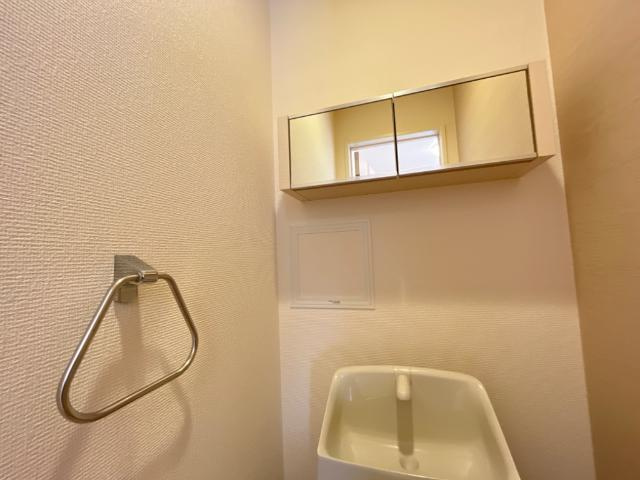 サンローズのトイレ|ミラーキャビネット