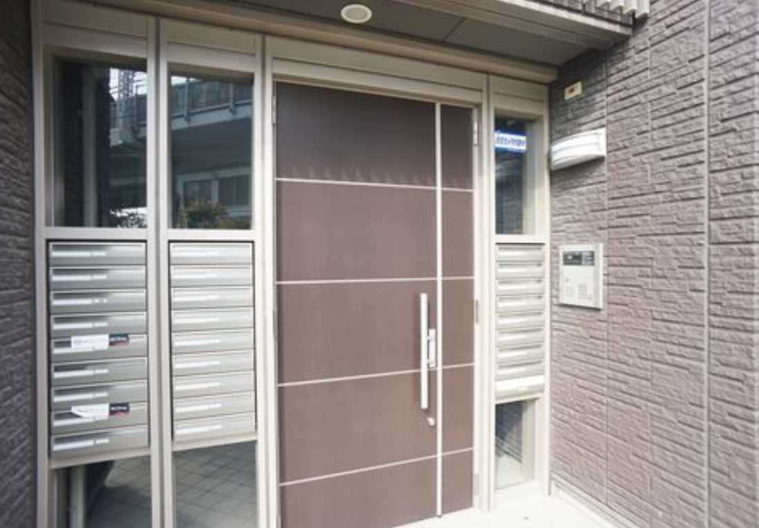 パティオ豊町　駐車場　ネット無料　シャーメゾンのエントランス