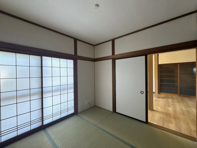 【中古戸建】前橋市上泉町の和室|■和室｜和室でしか味わえない畳ならではの香りや素材で和のやすらぎを感じてください♪休日はお子様とお昼寝するのにも最適です！
